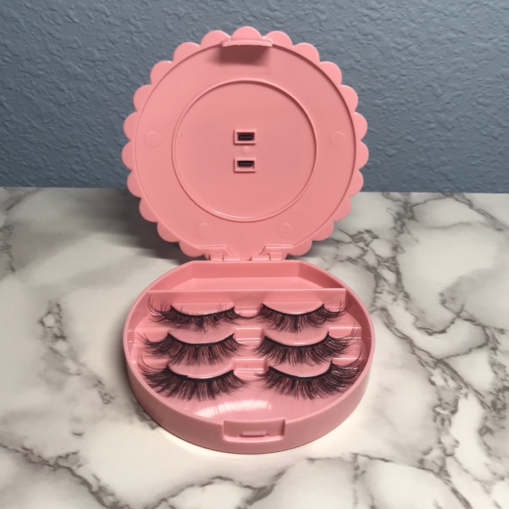 3 Wispy False Lashes and Pink Lash Case
